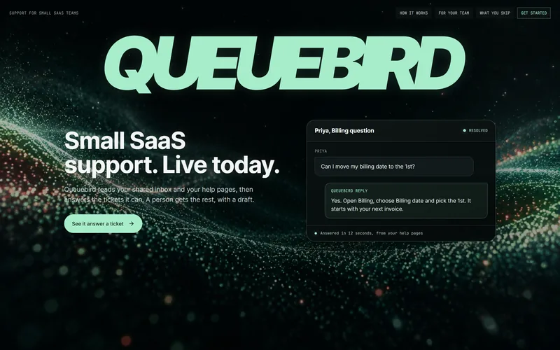 Queuebird-Startseite, vollständige Website: eine dunkle Seite mit einem großen Neon-Schriftzug QUEUEBIRD über einer grünen Partikelwelle und Priyas Abrechnungsticket samt Queuebirds Antwort in einer Karte