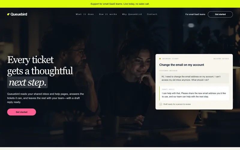 Queuebird-Startseite, Fotografie: zwei Personen an einem Laptop in einem dunklen Raum hinter der Überschrift „Für jedes Ticket ein durchdachter nächster Schritt“, mit einer Ticketkarte auf dem Foto